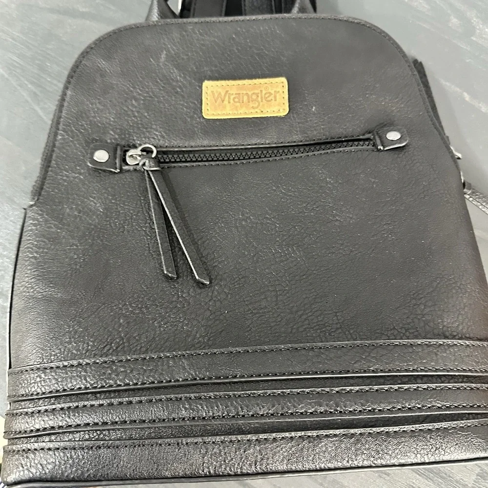 Wrangler Classic Dome Zippered Backpack Black‎ 11x11 EUC